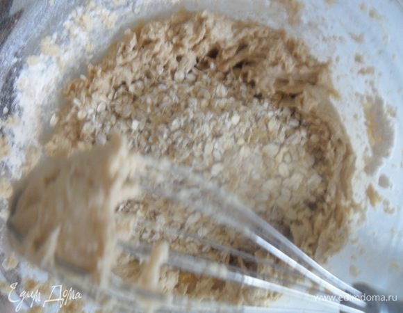 Смешать масло с мучной смесью,добавить овсяные хлопья,мелко размолотые орехи и хорошо перемешать.
