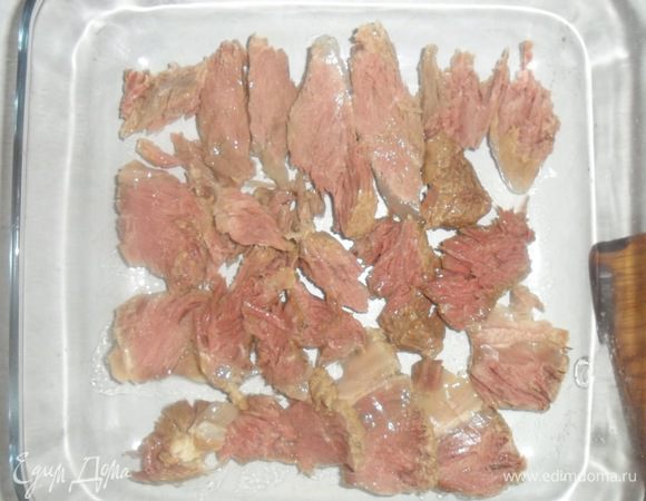 Говядину порезать небольшими ломтиками,чтобы она успела промариноваться и уложить на дно формы.