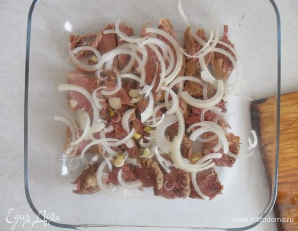 Луковицу нарезать полукольцами и выложить поверх мяса. Солим,перчим.