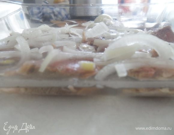 В полстакане воды растворить уксус, горчицу и залить мясо. Оставить мариноваться на 10-15 минут.