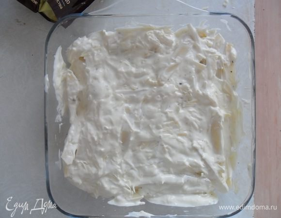 В отдельной миске смешать сметану, сыр, майонез и покрыть этой смесью наше блюдо.