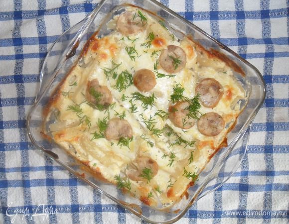 Отправляем в духовку на 40 минут. Пробуем,чтобы картофель был мягким,тогда блюдо готово. Достаем,посыпаем укропчиком и подаем на стол. Приятного аппетита!)

Примечание: У меня дома был маленький кусочек домашней колбаски, я порезала ее кружочками и выложила на картофель за 10мин до готовности. Можете тоже так сделать,получится еще вкуснее.