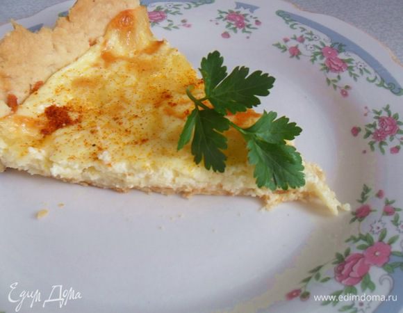 Достаем форму,выкладываем начинку и запекаем,пока сыр не покроется корочкой(20-30мин) при той же температуре. Наслаждаемся горячим,ароматным пирогом.