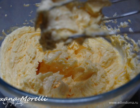 Слвиочное масло растереть с сахаром до светлой пышной массы.