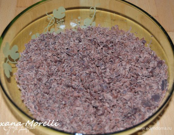 Шоколад натереть на крупной терке.