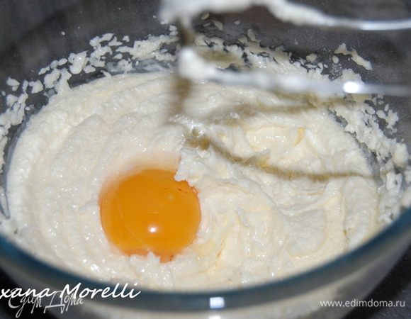 В масляно-сахарную массу по одному ввести желтки, хорошо вмешивая каждый. 