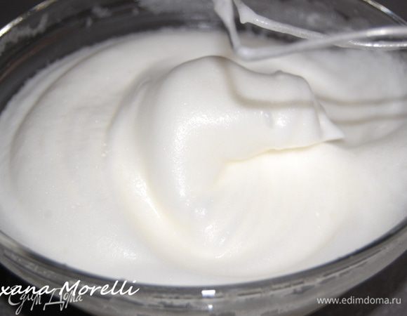 Белки взбить до крепких пиков. 