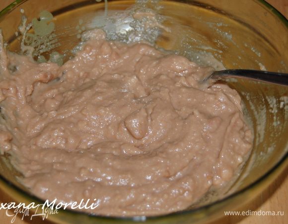 В жетковую массу вмешать шоколад и добавить размятое печенье. 