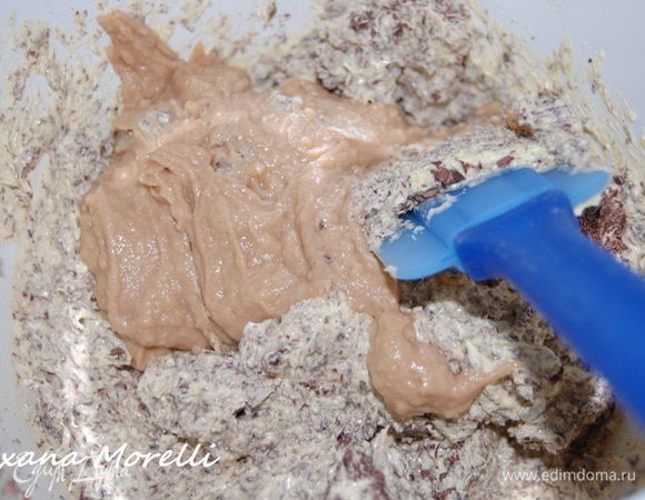 Муку смешать с крахмалом и просеять. Затем добавить в яично-шоколадную смесь.