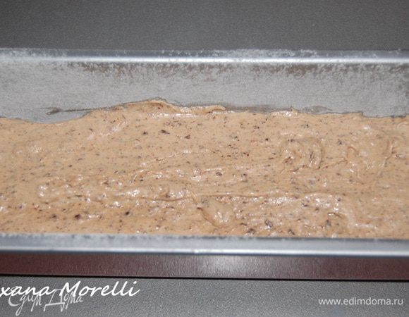 Форму для кекса смазать сливочным маслом и немного присыпать мукой. 