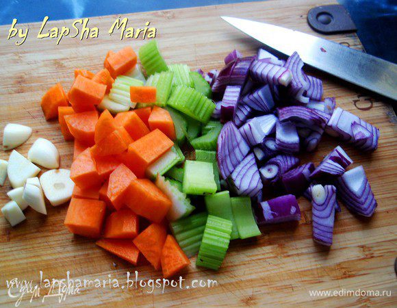 Морковь, лук, сельдерей и чеснок нарезаем на крупные кубики.