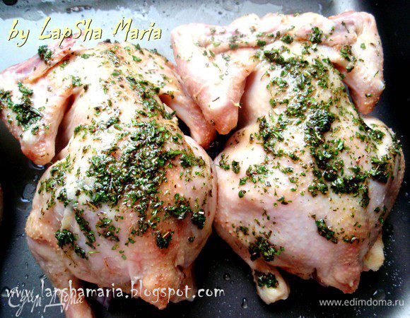 Натрем цыплят получившимся ароматным маслом с травами. 