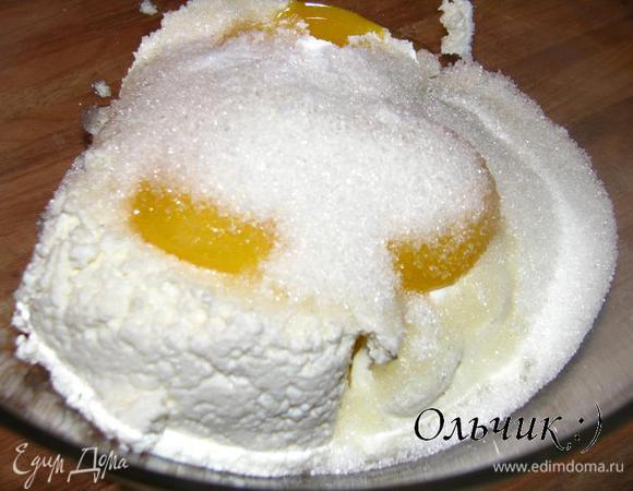 Творог, желтки, сметану, 50 г сахара и щепоть ванилина взбиваем погружным блендером...