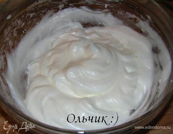 Белки взбиваем в крепкую пену, затем постепенно добавляем оставшийся сахар (30 г), продолжаем взбивать несколько минут, пока сахар не раствориться, а масса не станет более плотной.