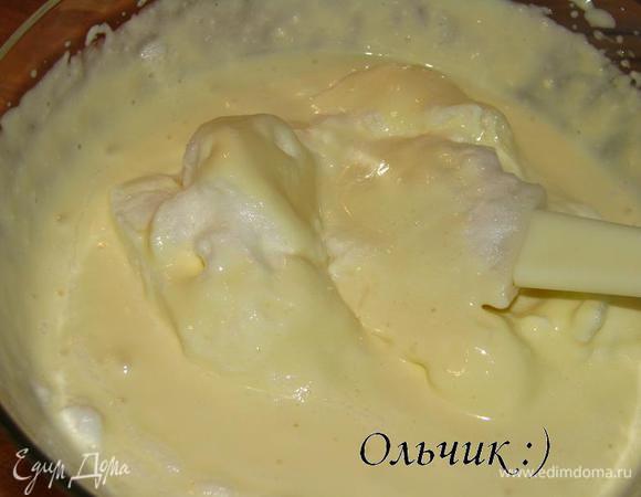 Аккуратно, порциями  добавляем белки к творожной массе. Лопаточкой перемешиваем движениями снизу вверх.