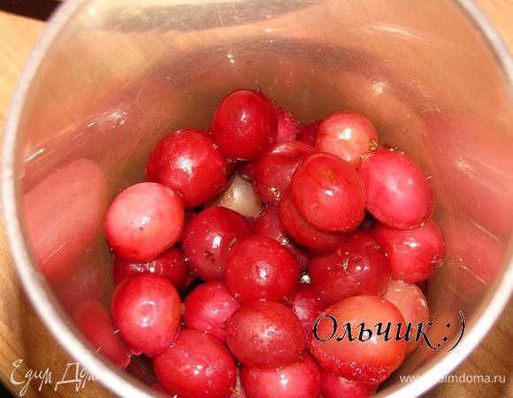 Если крыжовник из "запасов", т.е. замороженный, то предварительно его размораживаем.