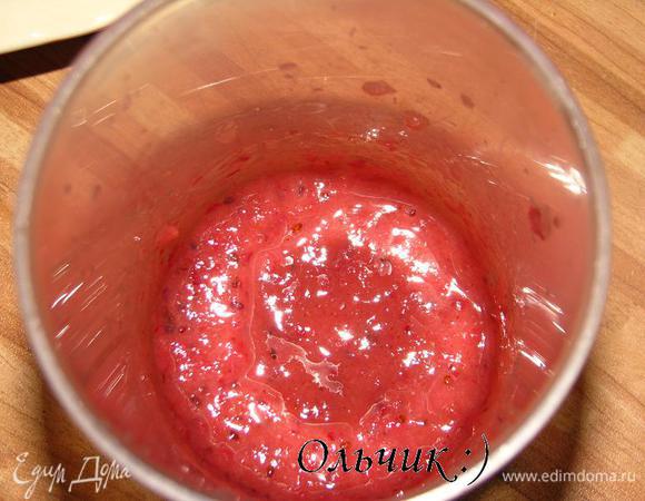 Теперь пюрируем блендером. Можно протереть через сито, но мне нравиться с зернышками.