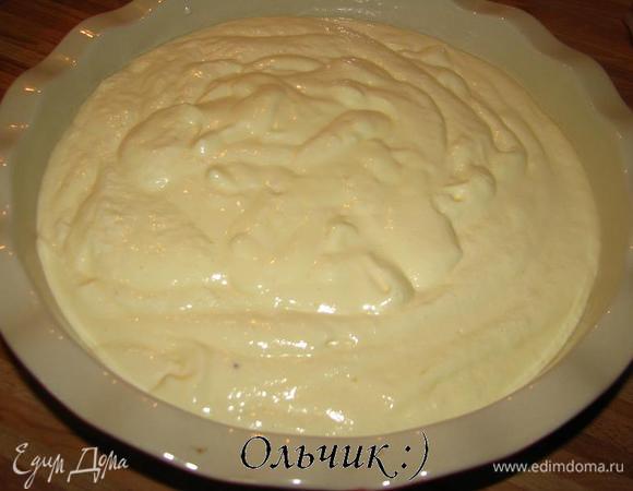 Выкладываем творожно-яичную массу в жароупорное блюдо.