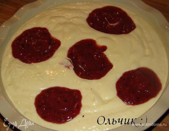 Сверху ложкой выкладываем пюре крыжовника.