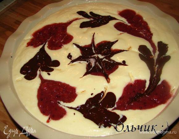 "Малюем" рисунок при помощи ножа или палочки (для суши), особо заморачиваться не стоит, т.к. рисунок после выпекания четким не будет.