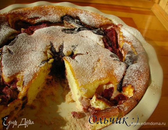 После выпекания суфле все еще будет дрожать, затем немного осядет. Не стоит резать его тут же, пусть остынет, а еще лучше - проведет ночь в холодильнике. Присыпаем сахарной пудрой и подаём.