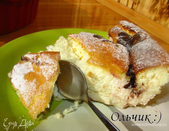 Суфле очень нежное, хрупкое, стоит прикоснуться к нему ложечкой и кусочек потеряет свою форму. А во рту оно просто растает. 