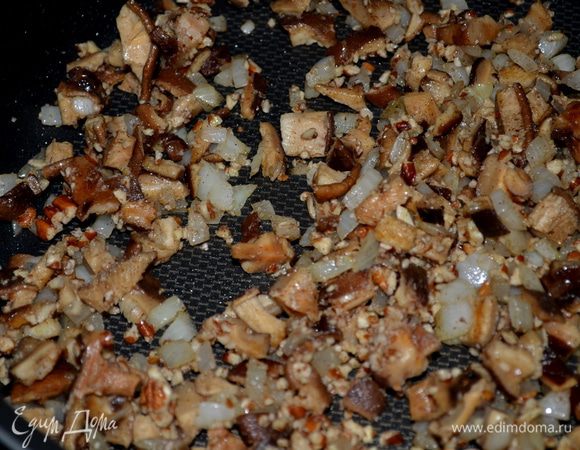 Разделить по желанию перепелок на попалам.
Разогреть духовку до 200гр.
Разогреть сковороду на сред. огне. Добавить олив.масло, затем грибы, лук и часто помешивать.
Цв.капусту ,тимьян ,пекан соль и перец добавить к грибам и готовить до мягкого состояния.