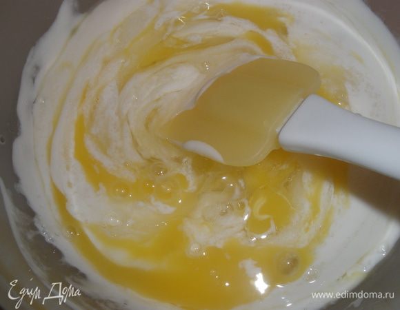 Яйца взбить с сахарным песком, йогуртом или корицей. 