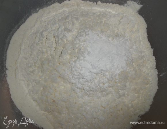 Смешать в отдельной миске кокосовую стружку,  муку (просеить) и разрыхлитель. 