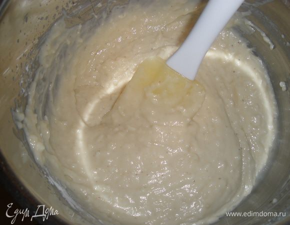 Соединить жидкие и сухие ингредиенты, все как следует перемешать. 