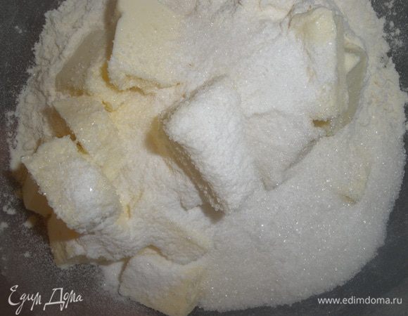 Для посыпки смешиваем муку, с кокосовой стружкой, сахаром, ванилью и маслом. Масло должно быть очень холодным. Массу надо искрошить и посыпать ею ананасы. 