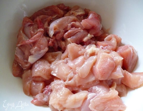 Отделить филе от грудки и срезать мясо с голеней.Примерно третью часть мяса срезанного с голеней отложить в сторону.Остальное  пропустить дважды через мясорубку.