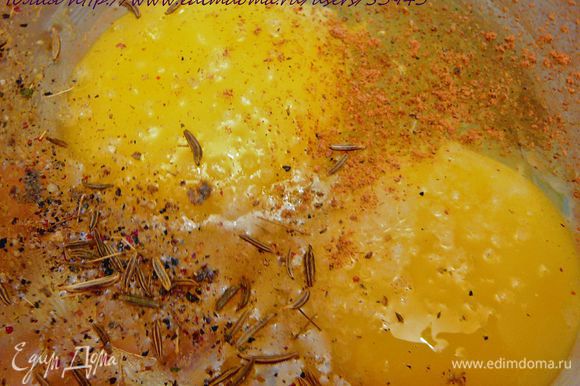 Яйца взбить с солью,кориандром,мускатным орехом,тмином,перцем.