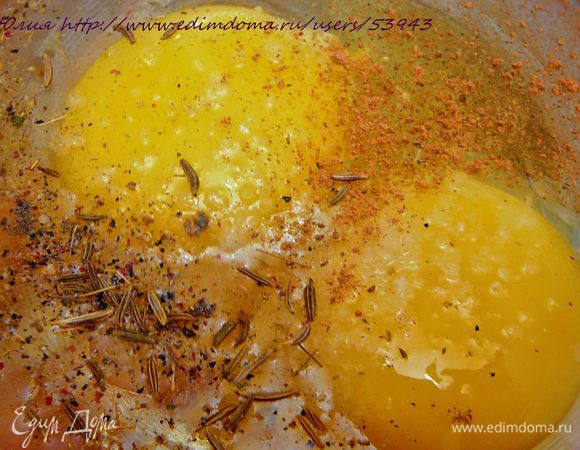 Яйца взбить с солью,кориандром,мускатным орехом,тмином,перцем.