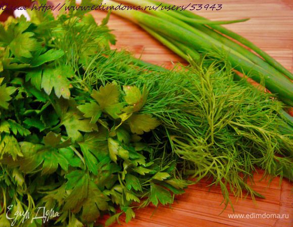 Зелень петрушки,укропа и перья лука мелко порезать. 