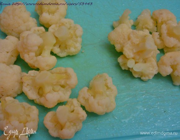 Бланшированную капусту откинуть на дуршлаг,дать стечь воде.Мелкие соцветия раздавить вилкой,крупные разрезать пополам.Кашицу из мелких соцветий подмешать к заливке.