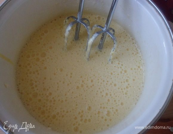Для приготовления теста: взбиваем яйца с сахаром, добавляем масло и снова взбиваем