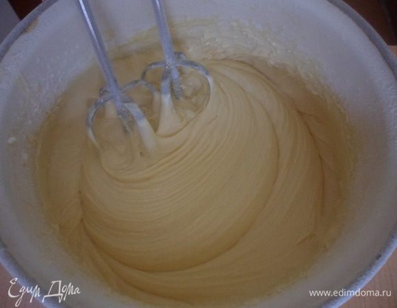 Прибавляем к яичной массе муку с разрыхлителем и хорошо взбиваем тесто