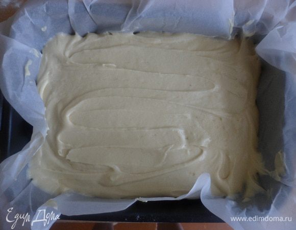 Противень застилаем бумагой для выпечки и выливаем тесто, ставим в разогретую до 180 градусов духовку и выпекаем 15-20 минут 