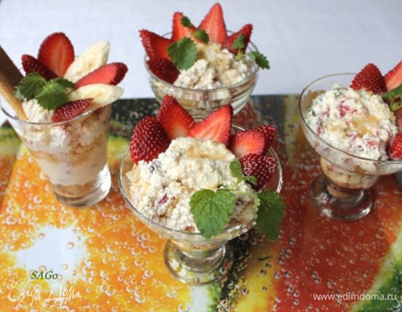 И второй слой крема. Украшаем порезанной лепестками клубникой, бананом, мятой. В общем, чем фантазия богата и содержимое холодильника.:)
Виден ещё один вариант подачи - когда в высокий бокал вставляется печенье (или пара), его можно использовать как ложку. 