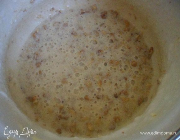 Взбить миксером грецкие орехи, прокрученные через мясорубку, с яйцами, сахаром и сливочным маслом