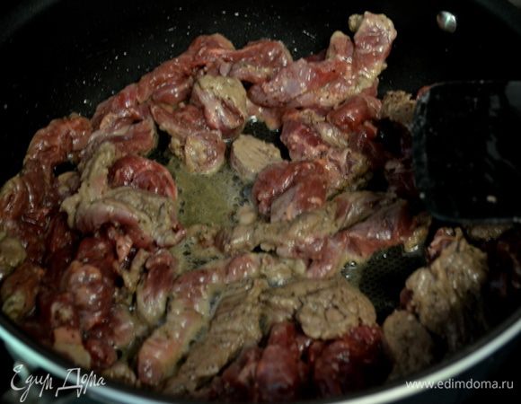 Положить в смешанный маринад кусочки мяса и мариновать примерно не меньше 4 часов и не более 24часов.
Достать мясо из маринада и прожарить его до готовности.Можно прожаривать на гриле,но тогда лучше использовать фольгу. Маринад можно не выливать по желанию, а можно подать в виде соуса.
Довести маринад до кипения, постоянно помешивать, примерно 1 мин. Подавать готовым.