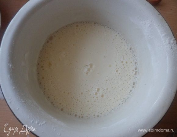 Для приготовления заварного крема нужно вскипятить молоко. Взять 100 мл.молока добавить яйца и взбить, добавить крахмал и хорошо перемешать