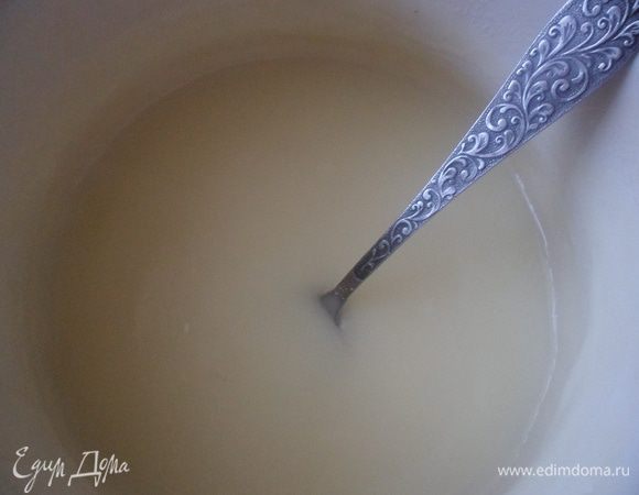 В кипящее молоко высыпать весь сахар, ванилин, яичную смесь. Варить постоянно помешивая до загустения крема (2-3 минуты). В готовый крем вбить сливочное масло. Дать крему остыть