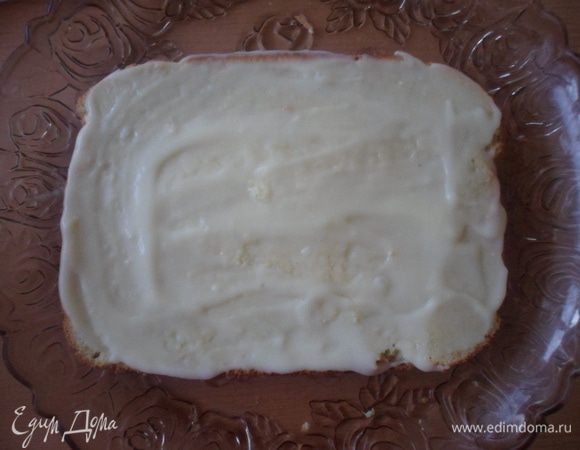 Теперь начинаем собирать пляцок: Бисквит разрезаем пополам. Нижнюю часть смазываем кремом