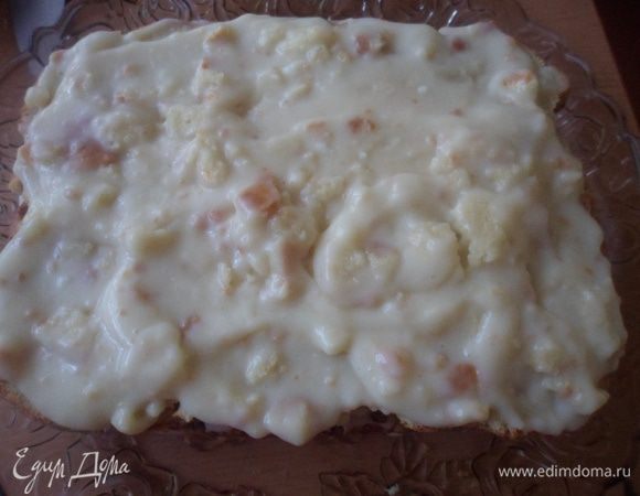 Смазываем кремом и выкладываем вторую часть бисквита и снова смазываем кремом.