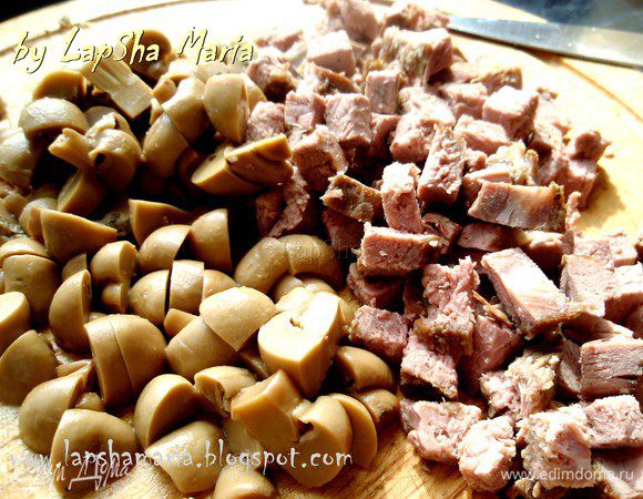 Нарежем на маленькие кубики говядину. Шампиньоны разрежем на четвертинки.