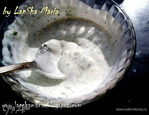 Подготовим соус, смешаем в мисочке сметану и творожный сыр, добавим соль, петрушку и как следует перемешаем, пока соус не станет однородным. Обязательно попробуйте на соль. 