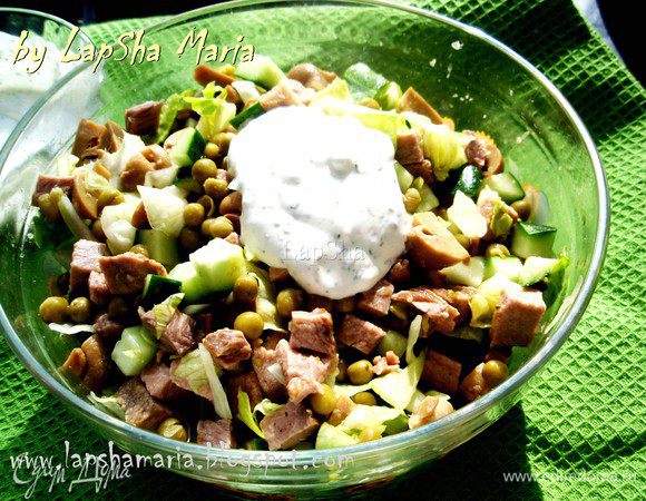 Выкладываем заправку в салат и хорошенько перемешиваем. 