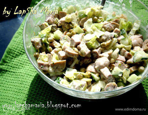 Салату обязательно нужно дать настояться, чтобы все ингредиенты обменялись соками и вкусами, шампиньоны и овощи просолились. Подавать можно в общей миске на стол.